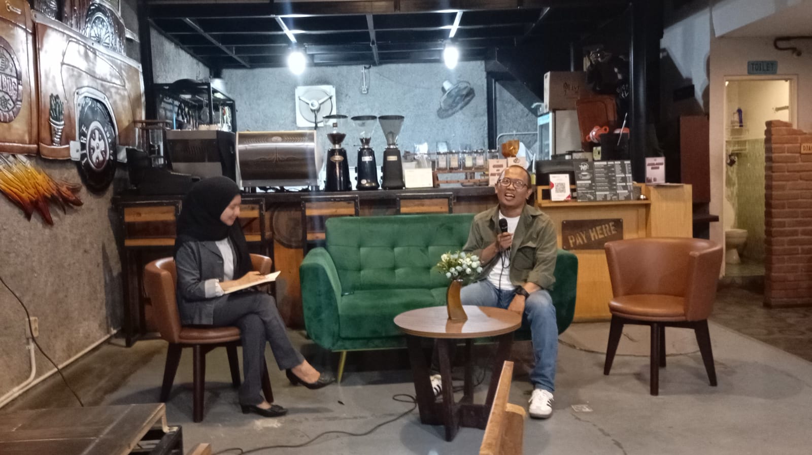 CAPTION: Calon wakil wali kota Sri Widya Supena saat menyampaikan program-programnya di Rembug Kopi, Senin (11/11) malam.