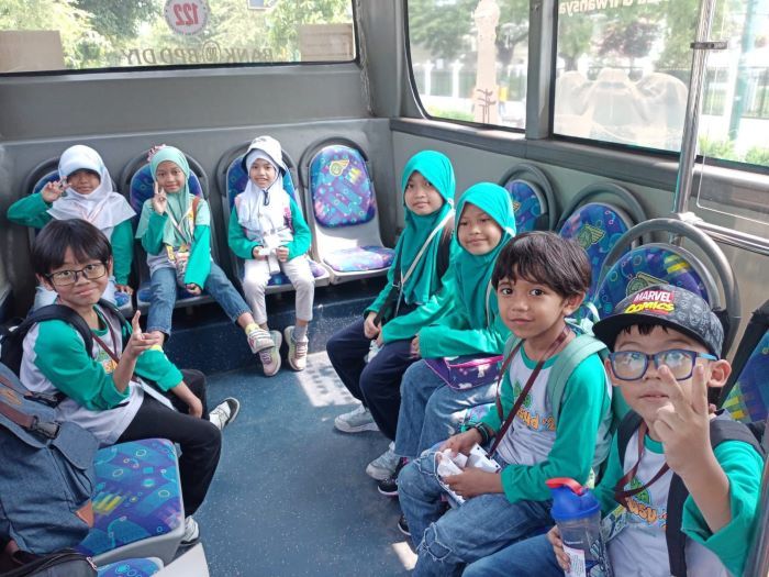 ANTUSIAS: Para siswa SD Islam Al Azhar 31 Jogjakarta mengikuti field trip dengan Trans Jogja dalam rangkaian program P5.