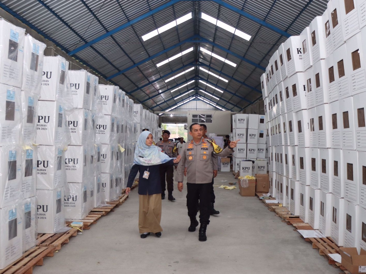 MONITORING : Kapolres Kebumen AKBP Recky meninjau sistem keamanan gudang logistik KPU Kebumen.