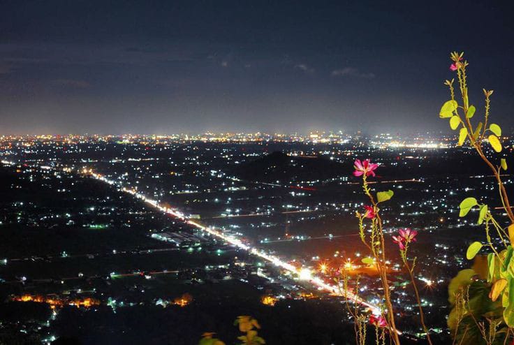 Pemandangan Jogja di malam hari.  (pinterest)