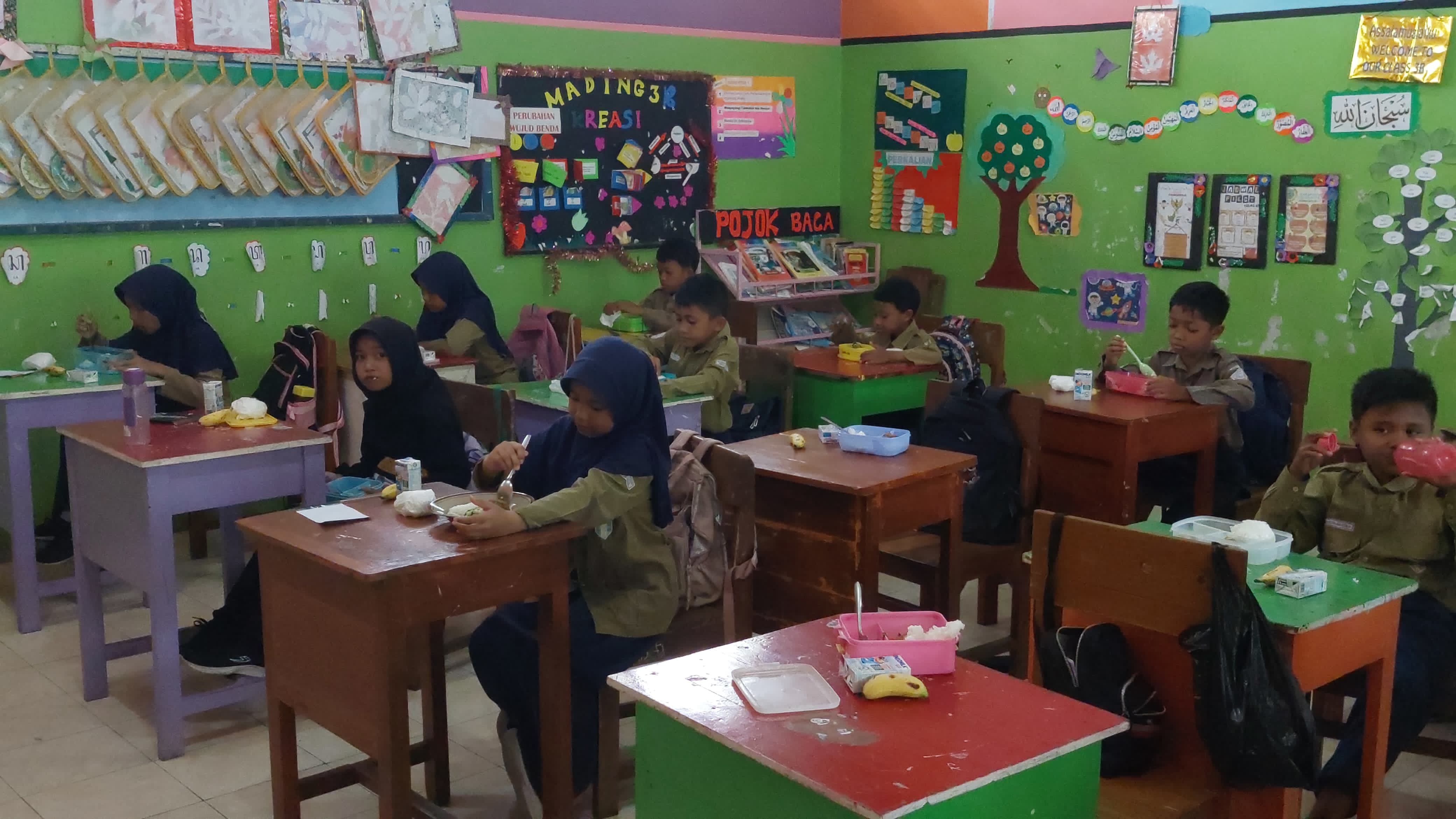 MENYAJIKAN: Wamendikdasmen menyajikan makanan ke wadah milik siswa pada Uji Coba Makan Bergizi Gratis.