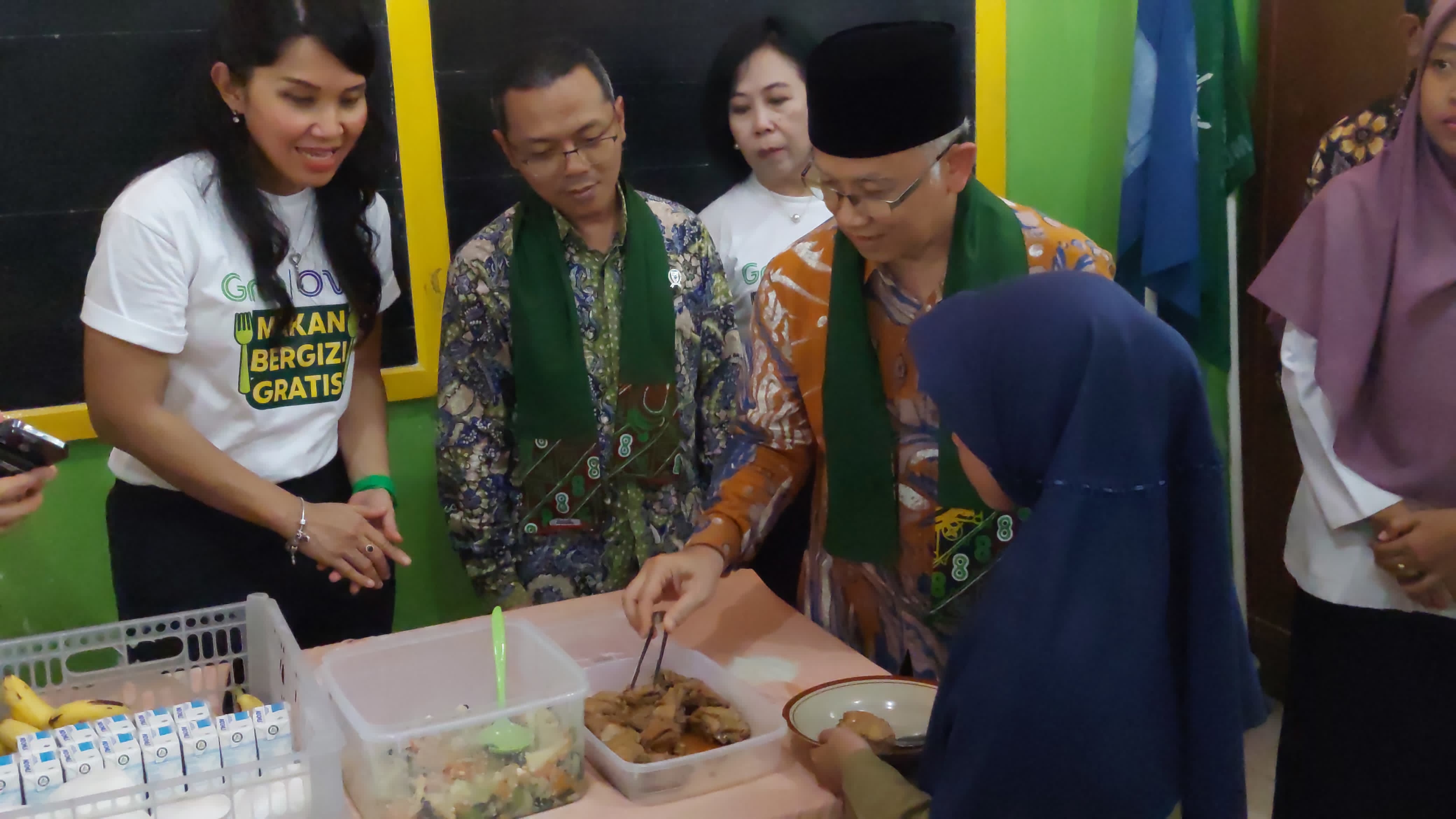 MENYAJIKAN: Wamendikdasmen menyajikan makanan ke wadah milik siswa pada Uji Coba Makan Bergizi Gratis.&nbsp;