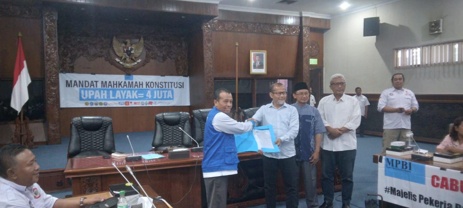 Perwakilan MPBI DIY menyerahkan kajian upah layak 2025 kepada DPRD DIY dalam diskusi yang digelar di DPRD DIY, Rabu (13/11/2024).