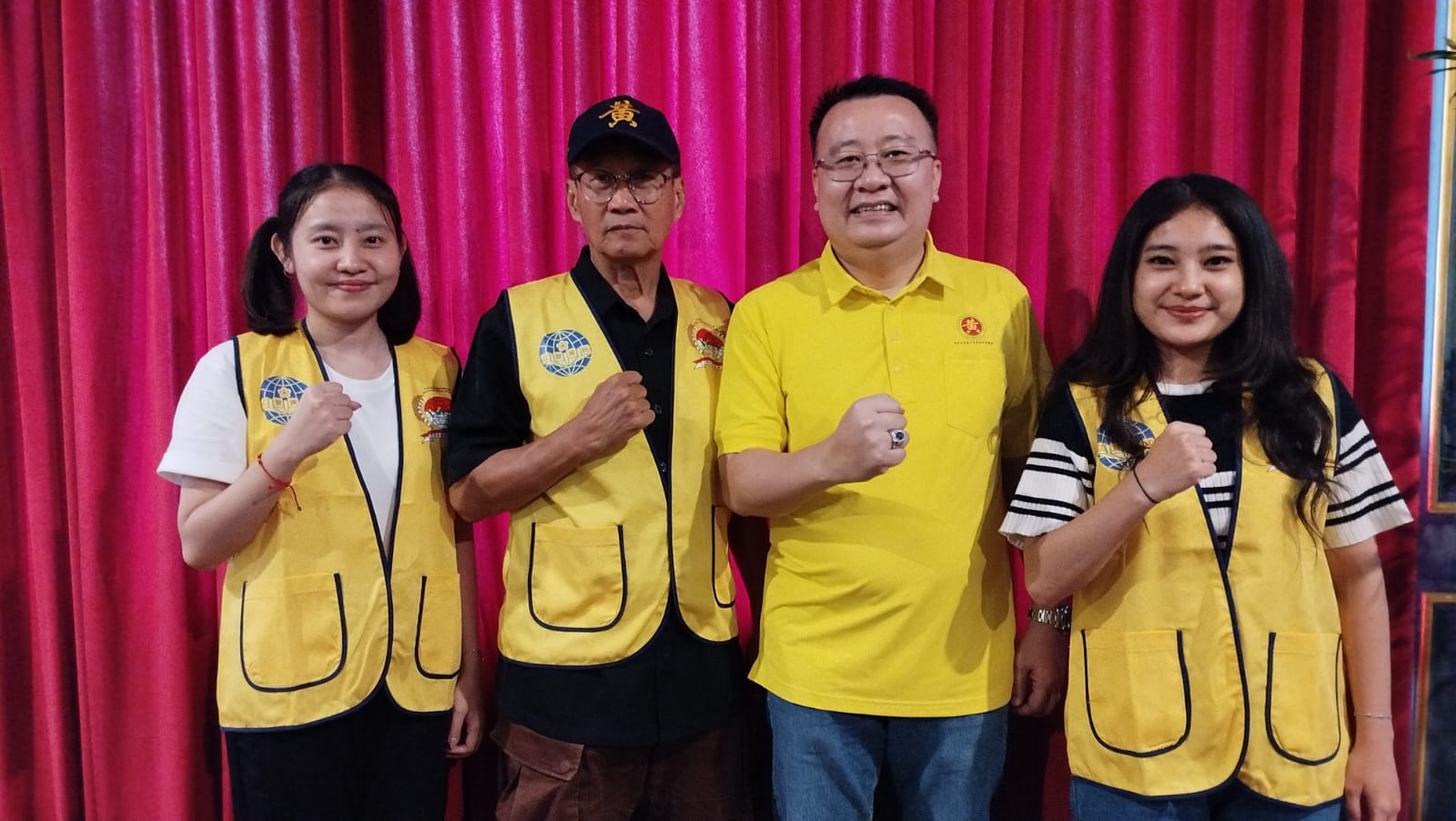 Sekjen Forum Komunikasi Keluarga Besar Huang Indonesia, Ardy Susanto (kedua dari kanan) didampingi panitia World Huang Family Conference, di Yogyakarta (13/11/2024).