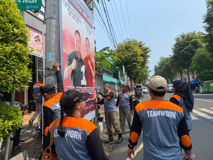 Tim gabungan kembali melakukan penertiban APK di masa kampanye pada Pilkada Serentak 2024 di Kabupaten Purworejo, Rabu (13/11/2024).