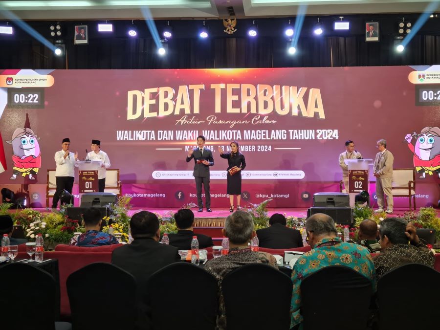 PAPARAN: Kedua paslon wali kota dan wakil wali Kota Magelang menyampaikan visi, misi, dan program kerja saat debat terbuka putaran kedua di Hotel Atria, Rabu (13/11/2024) malam.