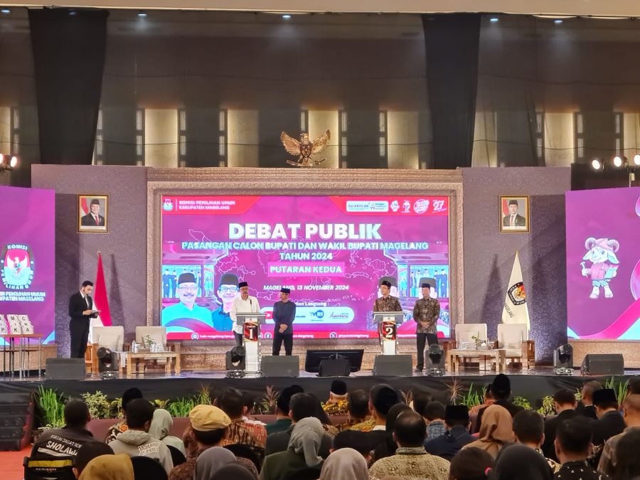 ADU GAGASAN: Kedua paslon bupati dan wakil bupati Magelang mengikuti debat publik putaran kedua di Artos Hotel & Convention, Rabu malam (13/11/2024).