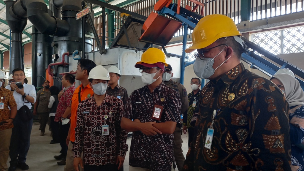 Adi Bayu Kristanto mendatangi langsung TPST Modalan untuk melakukan peresmian didamping Sekda Bantul Agus Budiraharja