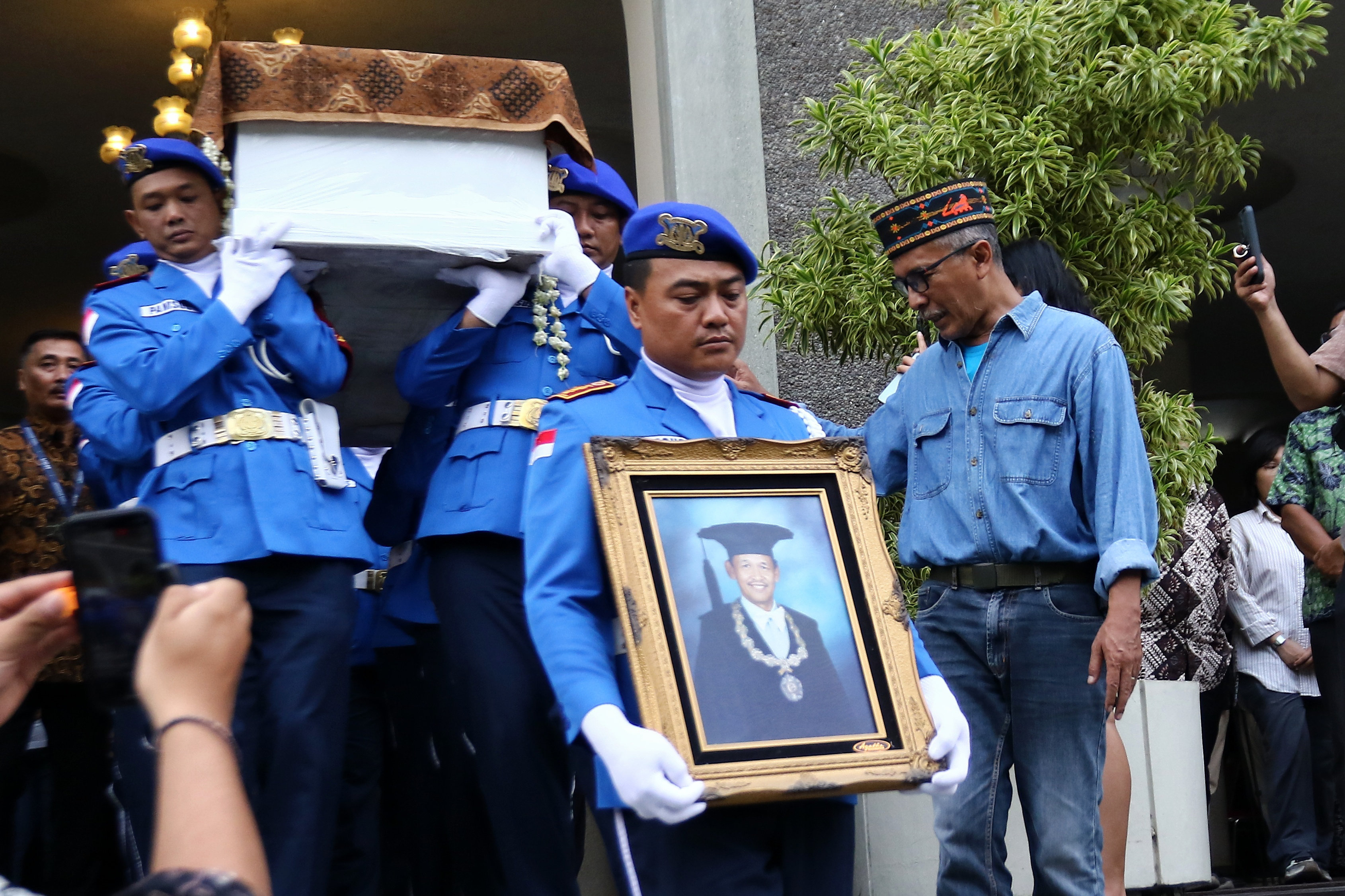 Upacara penghormatan mendiang Rektor Universitas Gadjah Mada periode 1998-2002, Ichlasul Amal, di Balairung UGM, kemarin (14/11).