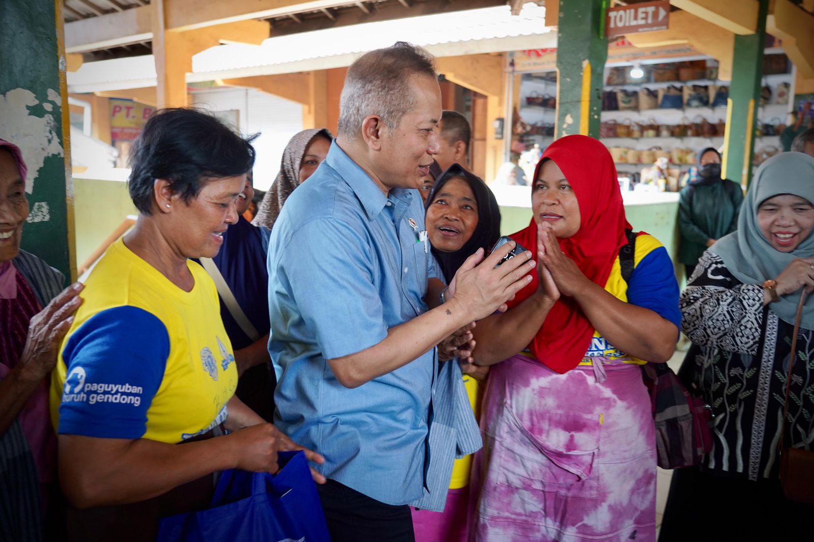 Wakil Menteri Koperasi Ferry Juliantono saat berkunjung ke Pasar Beringharjo
