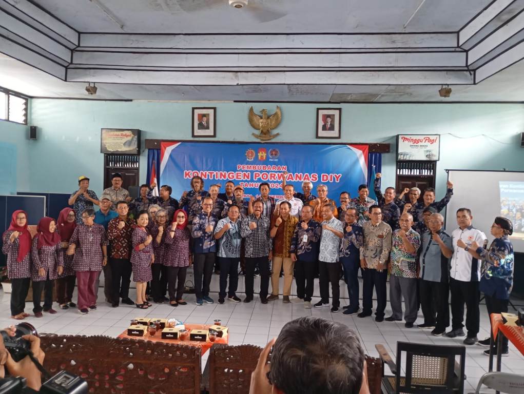 Sekprov DIJ Beny Suharsono saat memberikan apresiasi kepada para atlet PWI DIJ dalam acara Pembubaran kontingen DIJ di Kantor PWI DIJ.  &nbsp;