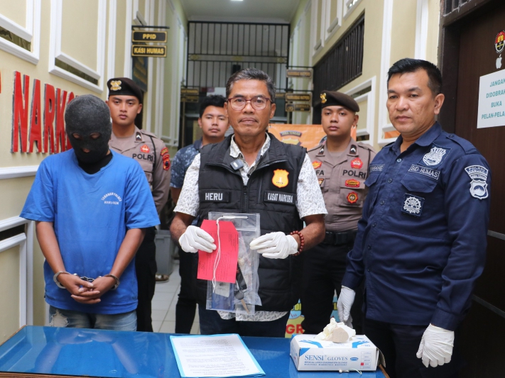 BARANG BUKTI : Kasatresnarkoba AKP Heru Sanyoto menunjukkan barang bukti berupa paket sabu dari tangan tersangka AD warga Desa Jogosimo, Kecamatan Klirong. (Dokumentasi Polres Kebumen)  &nbsp;