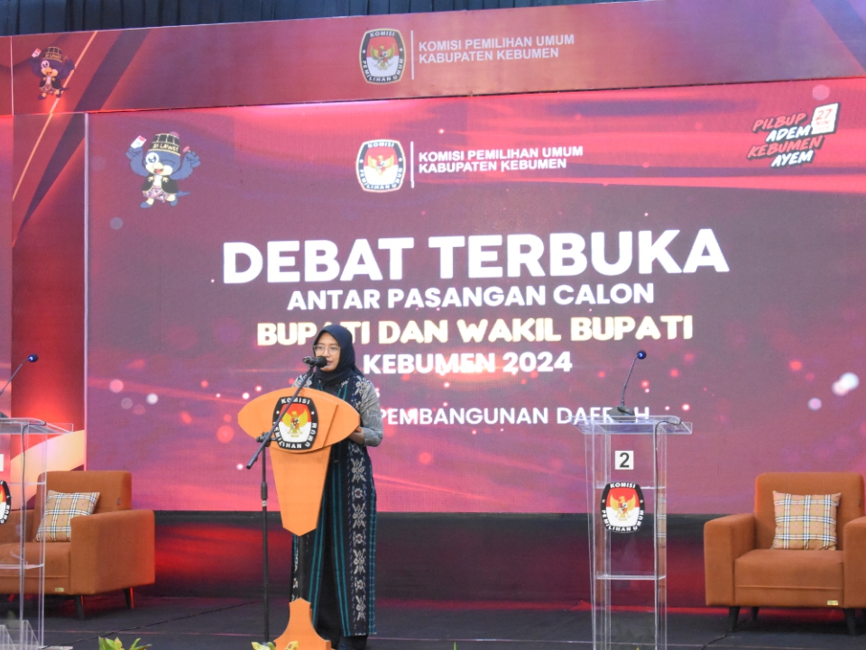 DEBAT PASLON : Ketua KPU Kebumen Dzakiyatul Banat menberikan sambutan sebelum perosesi debat perdana berlangsung.