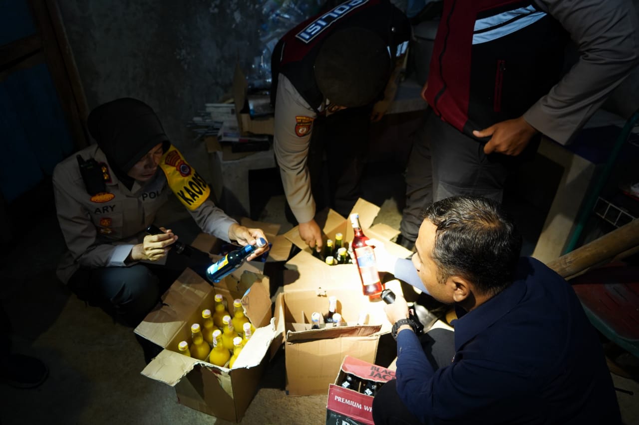Kepolisian menyita ratusan botol miras berbagai merek saat Operasi Cipta Kondisi.