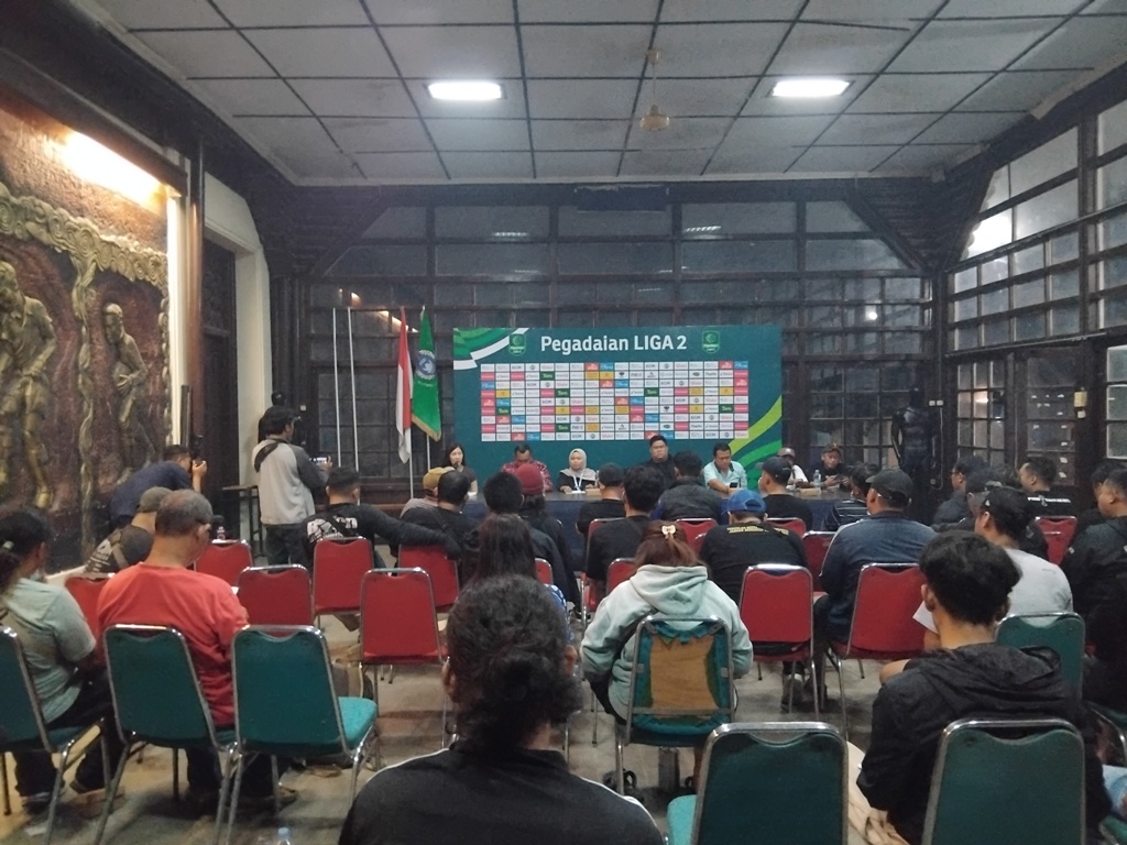 Jajaran manajemen PSIM Jogja saat melakukan koordinasi dengan para suporter