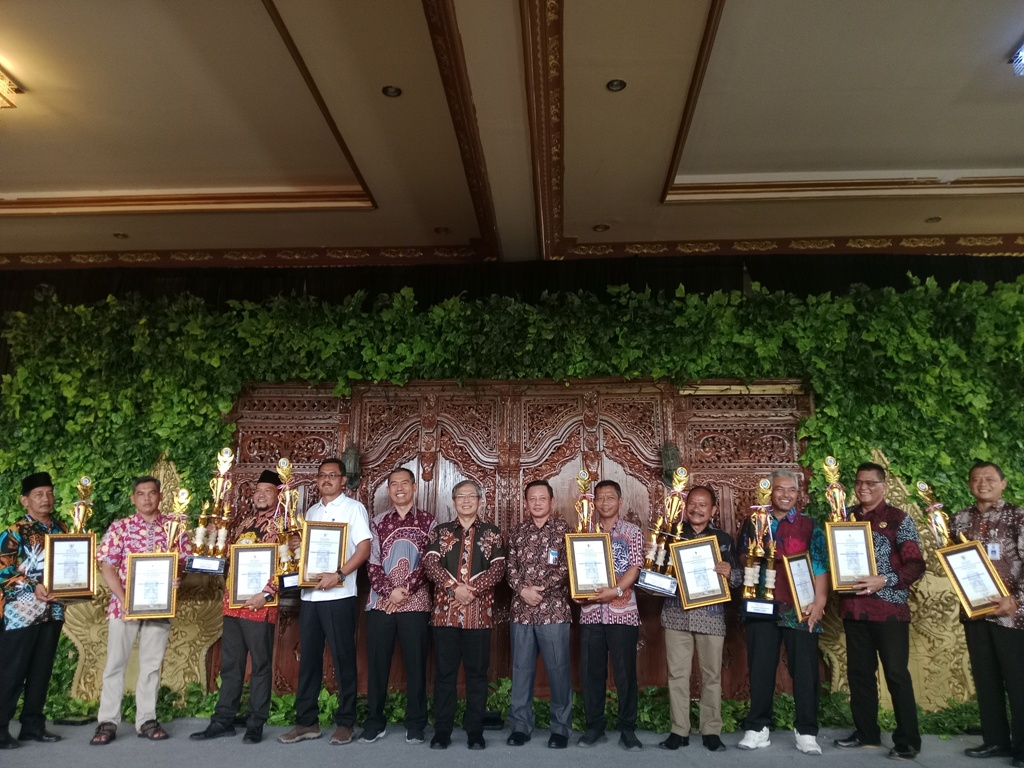 REWARD: Pemberian apresiasi pembayaran PBB P2 pada pemerintah kapanewon, kalurahan, dan padukuhan di wilayah Sleman barat, Kamis (14/11/2024).