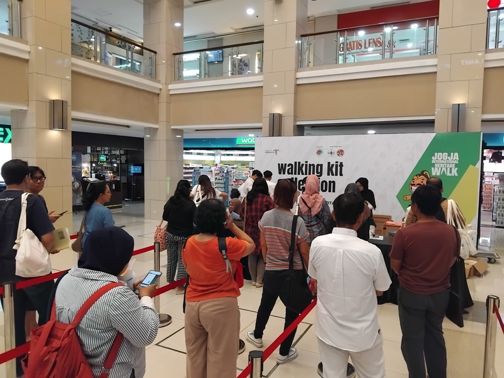 Para peserta saat mengantre melakukan registrasi JIHW