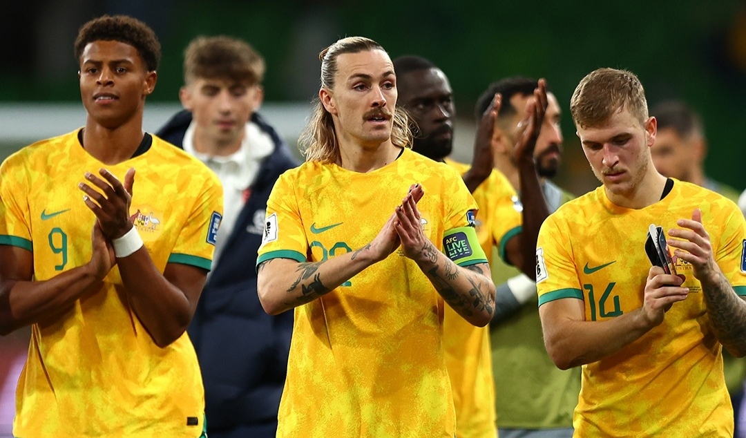 Para penggawa Australia memberikan apresiasi kepada para pendukungnya meskipun gagal meraih tiga poin saat menjamu Arab Saudi (ig socceroos)