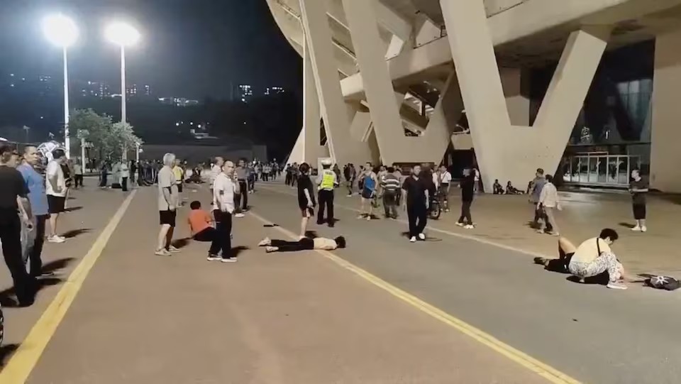 Petugas tanggap darurat bekerja di dekat lokasi dugaan serangan tabrak lari, yang mengakibatkan beberapa orang terluka, di luar pusat olahraga, di Zhuhai, Tiongkok.