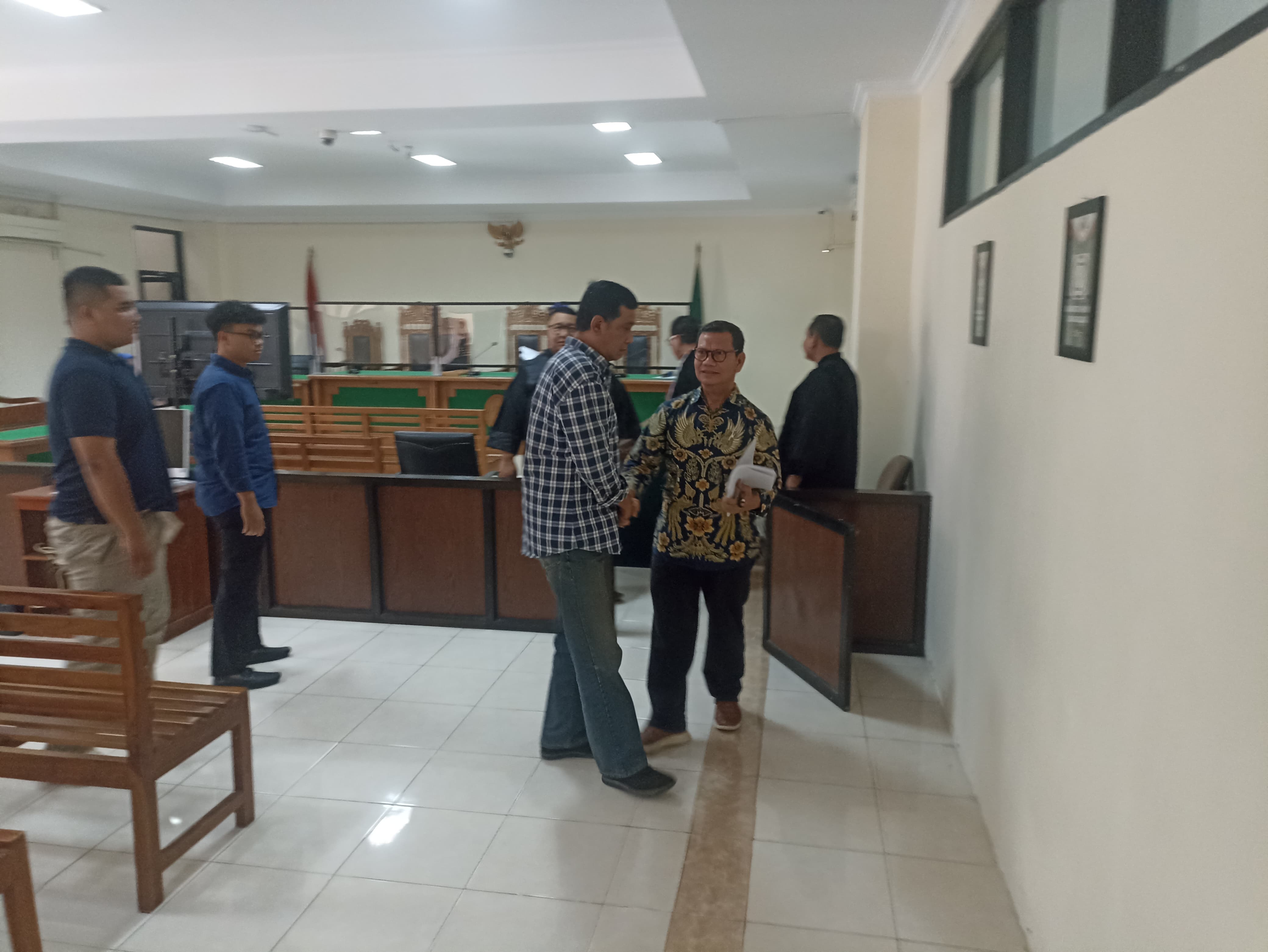 GREGORIUS BRAMANTYO/RADAR JOGJA  PEMBELAAN: Mantan Dirut PT Taru Martani Nur Achmad Affandi usai mengajukan pembelaan dalam sidang lanjutan kasus korupsi di Pengadilan Tipikor dan HI Jogja, kemarin (1