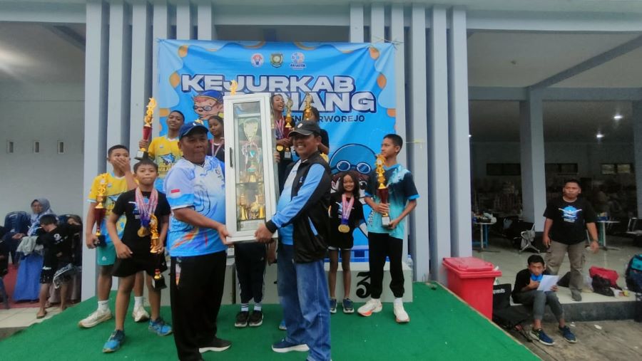 Kejurkab Renang Antarklub Purworejo 2024, GTSC Kutoarjo membawa piala bergilir Bupati Purworejo, Kamis (14/11/2024).