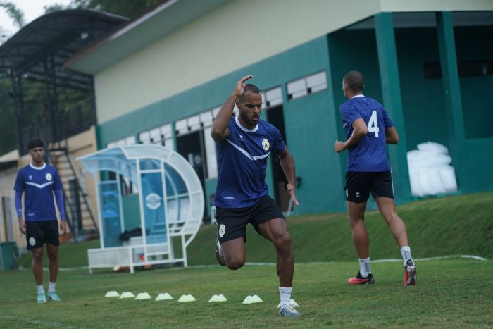 Betinho dan Phil Ofusu-Ayeh saat menjalani pemulihan di Lapangan Pakembinangun, Sleman.