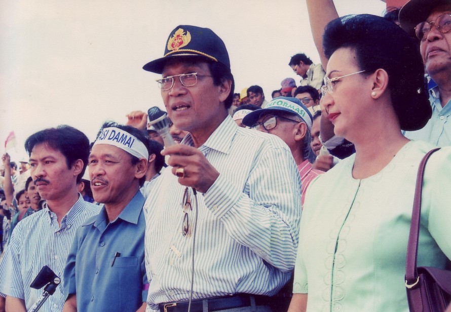 Prof Amal bersama Raja Keraton Yogyakarta Sri Sultan Hamengku Buwono X semasa masa reformasi di Grha Sabha Pramana UGM pada 1998