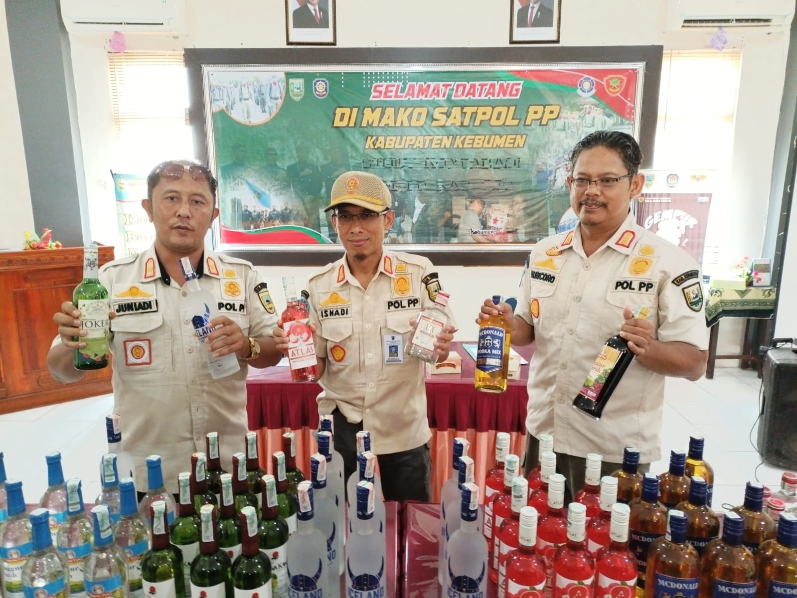BARANG HARAM : Petugas Satpol PP Kebumen menunjukkan barang bukti hasil operasi berupa minuman keras dengan berbagai merk.  M Hafied/Radar Jogja