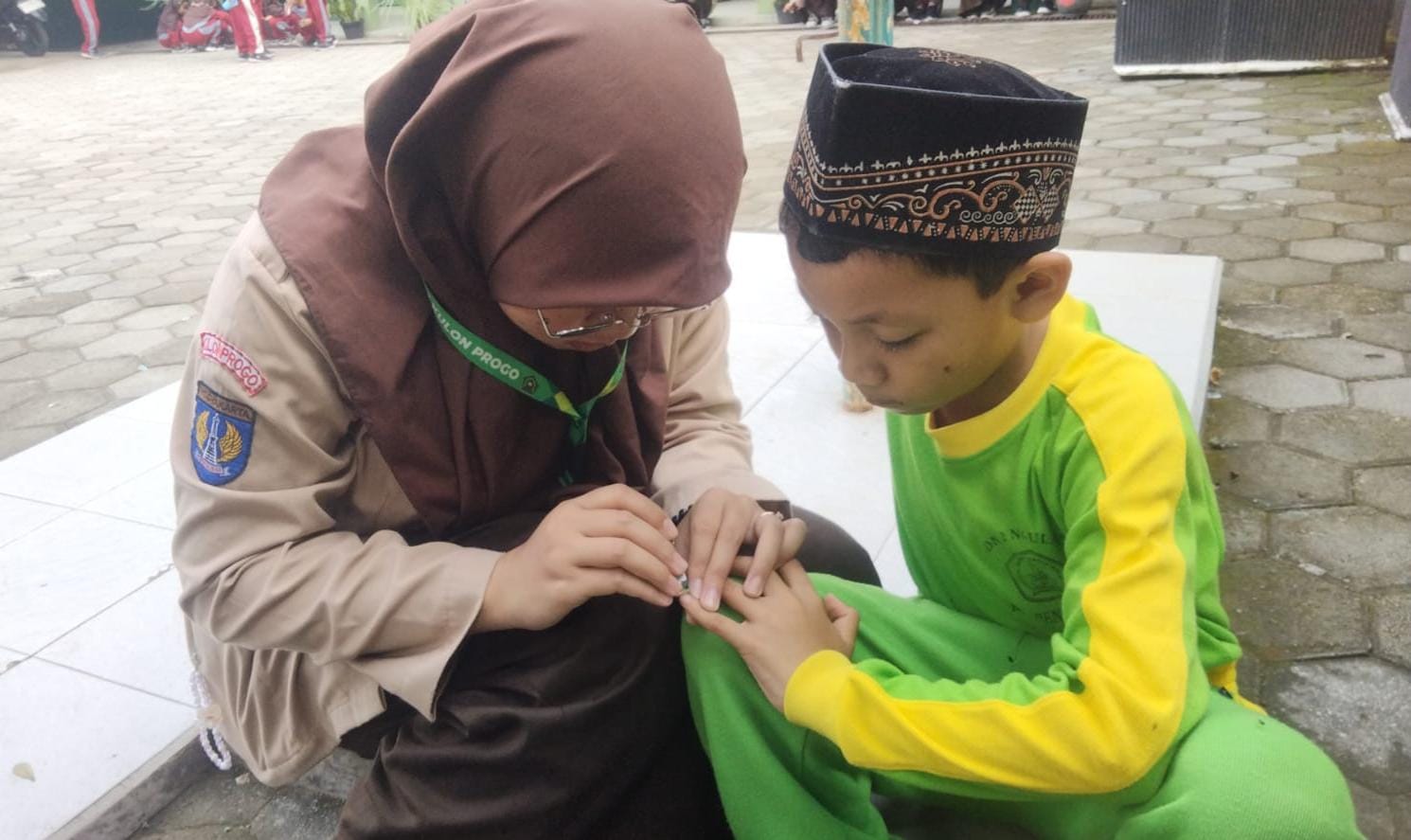 BIAR BERSIH - Seorang pelajar MIN 3 Kulon Progo dibersihkan kukunya agar kesehatan terjaga dengan baik pada Jumat (15/11/2024)  (Doc MIN 3 KP untuk Radar Jogja)