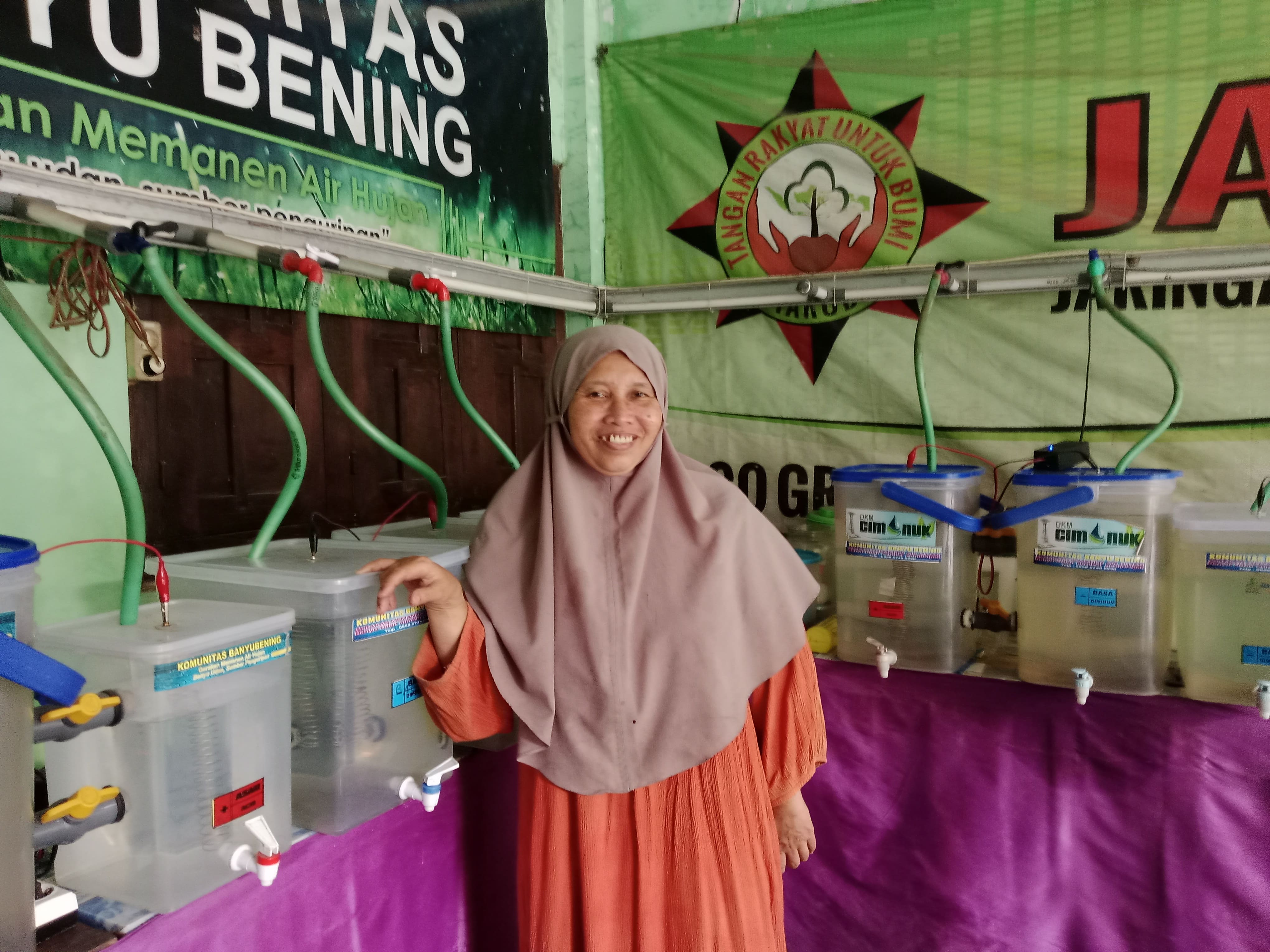 BERAGAM MANFAAT: Sri Wahyuningsih menunjukkan alat pengolahan air hujan.
