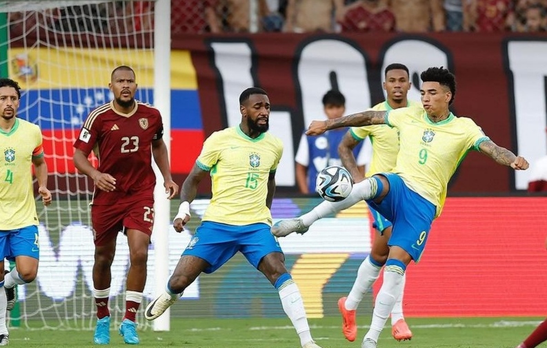 Brasil bermain imbang 1-1 kontra Paraguay setelah Vinicius Junior gagal cetak gol melalui penalti
