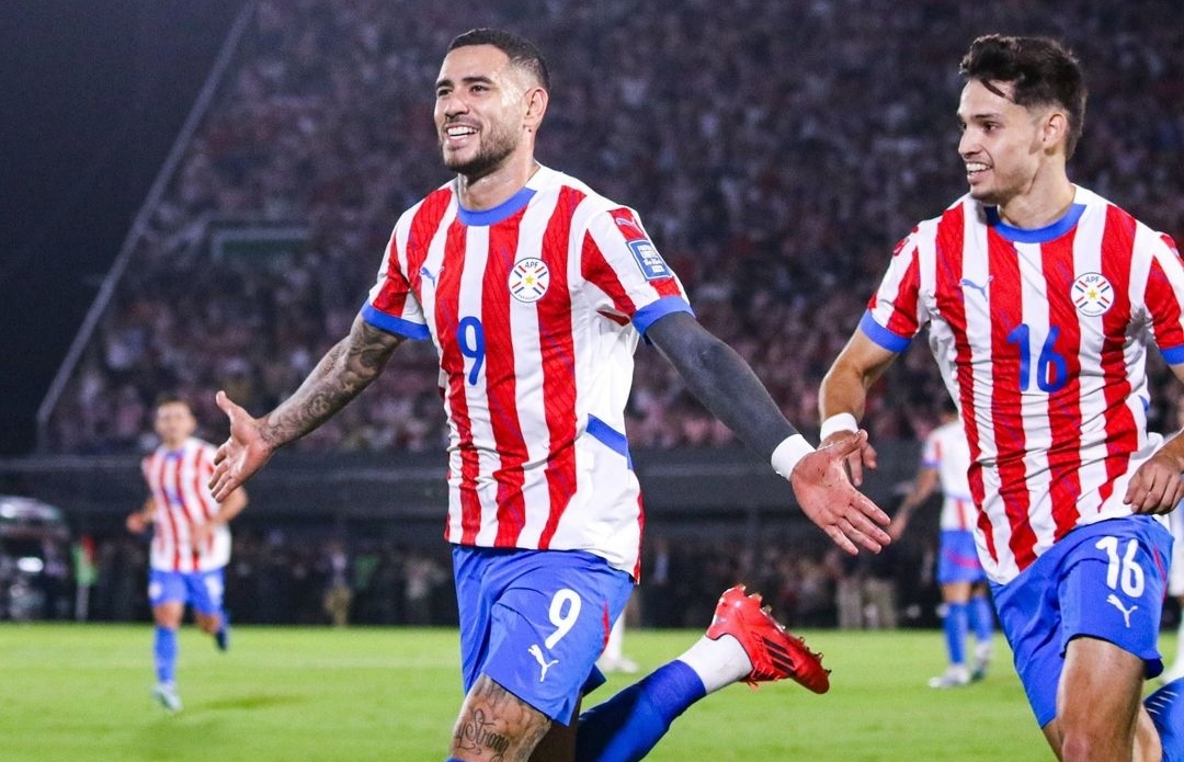 Selebrasi Omar Alderete setelah mencetak gol kemenangan Paraguay atas Argentina