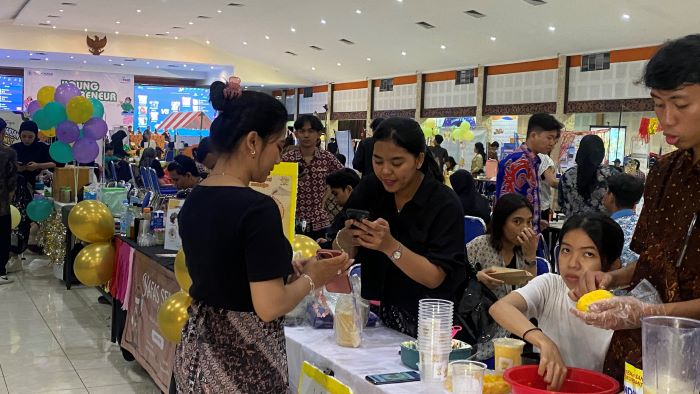 ANTUSIAS: Mahasiswa Stipram Jogjakarta saat mengikuti pameran kewirausahaan dengan tajuk Young Entrepreneur Day 2024 di Kampus Stipram, Banguntapan, Bantul Jumat  (15/11/2024)