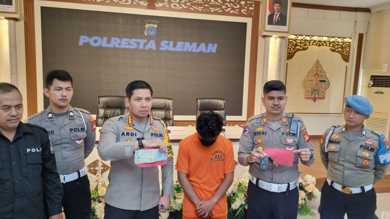 TERTUNDUK: Tersangka tabrak lari dari kasus penemuan mayat di Pekarangan Kosong Jalan Ringroad Utara, Mlati, Sleman ditahan Polresta Sleman. Pelaku kurang konsentrasi karena menyetir sambil oral seks.