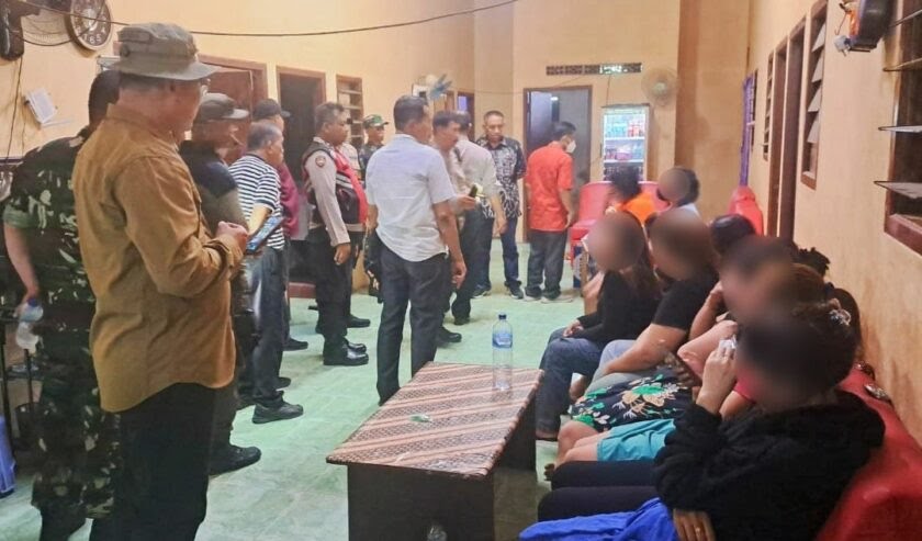 12 wanita yang diamankan kepolisian.