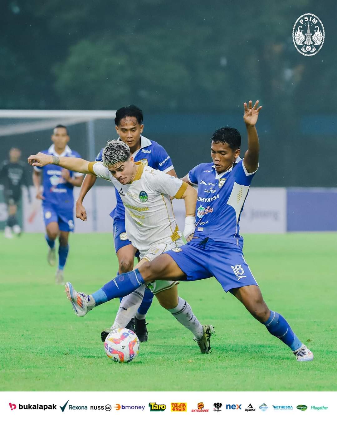 Penyerang PSIM Jogja Rafinha dihadang pemain Adhyaksa Farmel