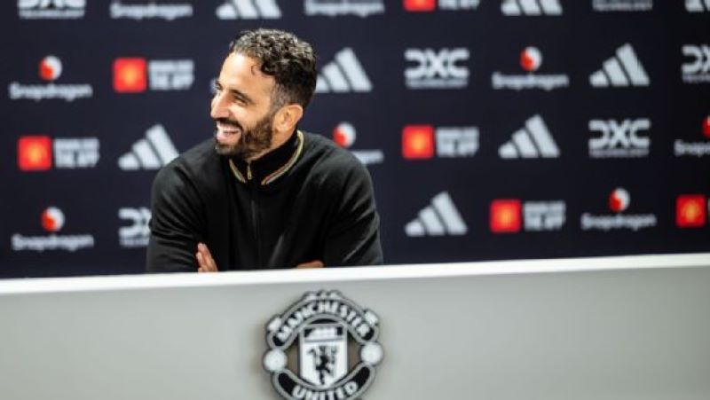 Ruben Amorim dalam sesi pers pertama sebagai pelatih Manchester United yang baru (Photo by Ash Donelon/Manchester United via Getty Images)