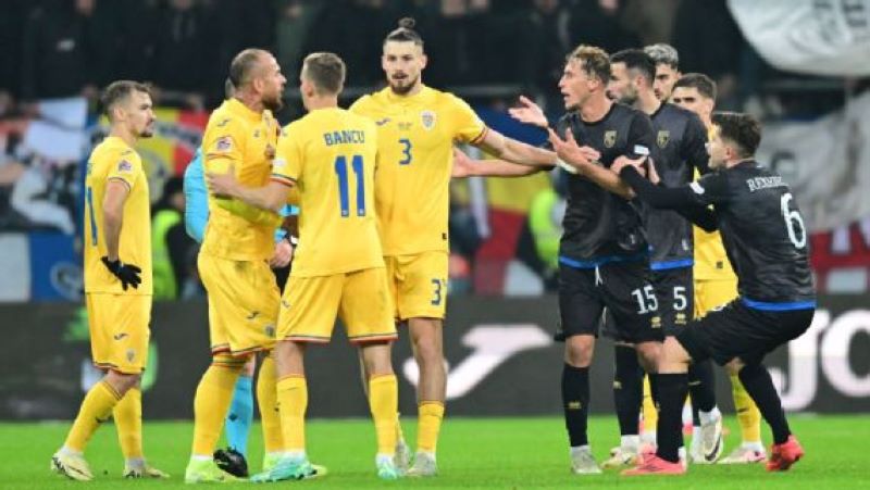 Perseteruan antara pemain Rumania dengan Kosovo sebelum sang tamu memilih meninggalkan lapangan (DANIEL MIHAILESCU/AFP via Getty Images)