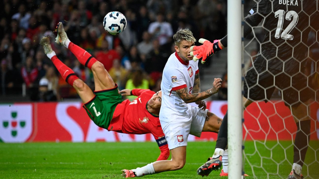Cristiano Ronaldo mencetak gol melalui tendangan bicycle kick dalam kemenangan Portugal 5-1 atas Polandia