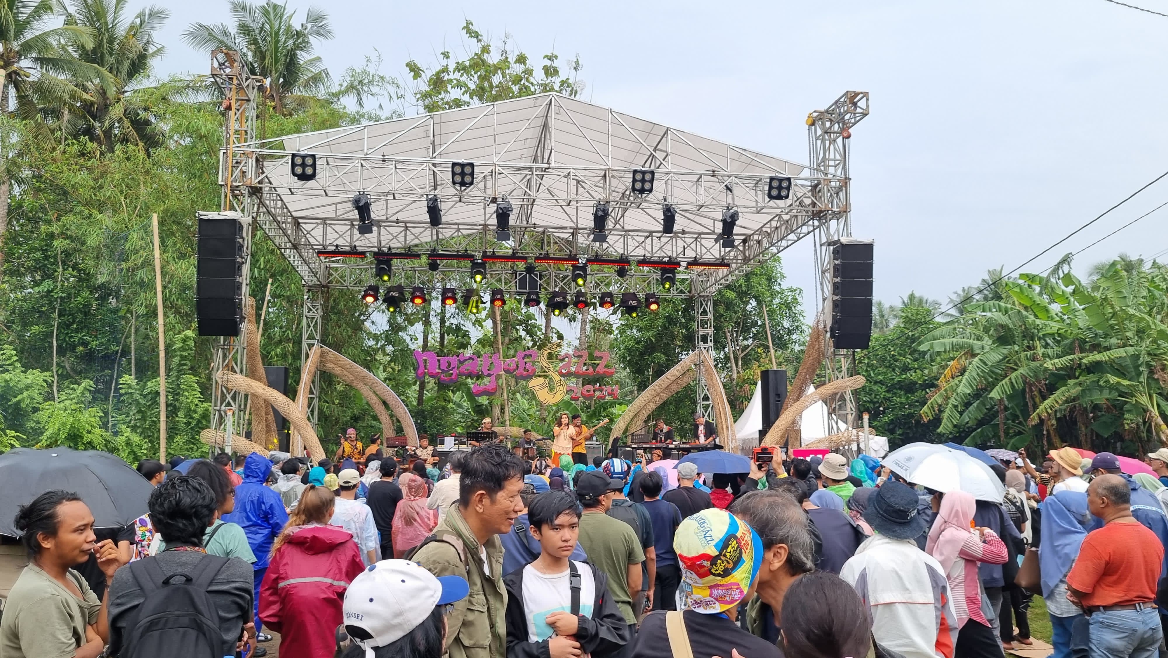 Para pengunjung menikmati berbagai hiburan di Ngayogjazz 2024 yang berlangsung di Pedukuhan Kalimundu, Gadingharjo, Sanden, Bantul