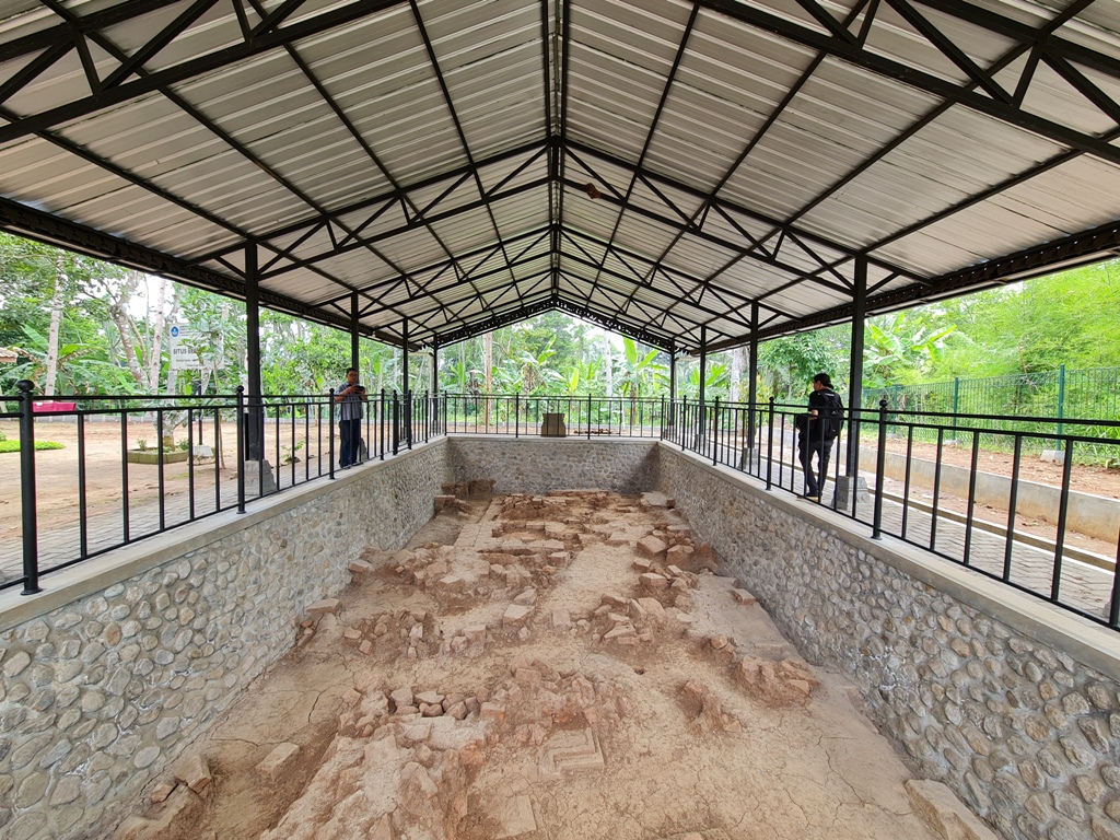 Situs Brongsongan yang terletak di Wringinputih, Borobudur ini memiliki struktur bata kuno yang diperkirakan sudah ada sejak abad 8-10 Masehi.