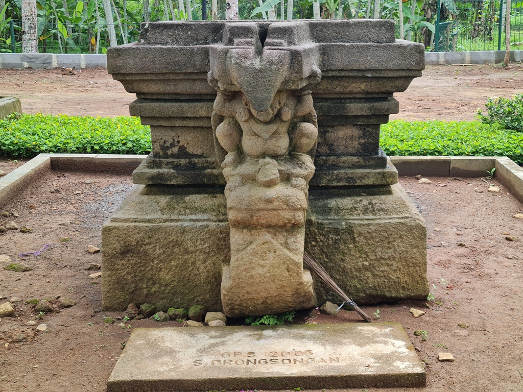 Situs Brongsongan yang terletak di Wringinputih, Borobudur ini memiliki struktur bata kuno yang diperkirakan sudah ada sejak abad 8-10 Masehi.