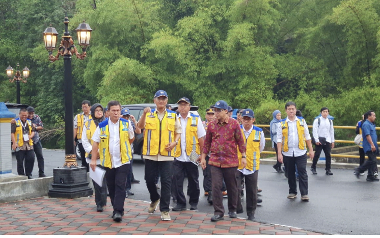 NAILA NIHAYAH/RADAR JOGJA  TINJAUAN: Menteri Pekerjaan Umum Dody Hanggodo didampingi Kepala BBWSSO Gatut Bayu Aji dan lainnya saat meninjau Bendungan Karangtalun, Ngluwar, Magelang, Sabtu (16/11)