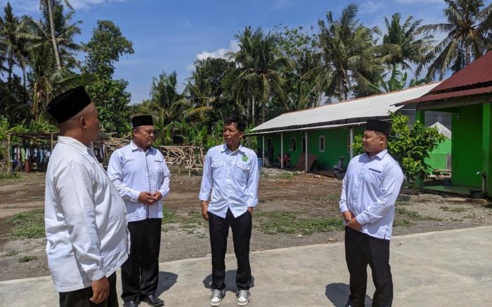 CEK LAPANGAN: Petugas Kantor KUA Sanden saat melakukan kunjungan Ponpes Darul Mushlihin Bantul untuk verifikasi perizinan.