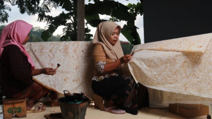 Kegiatan membatik di Desa Wisata Wukirsari yang terkenal dengan batik Giriloyo