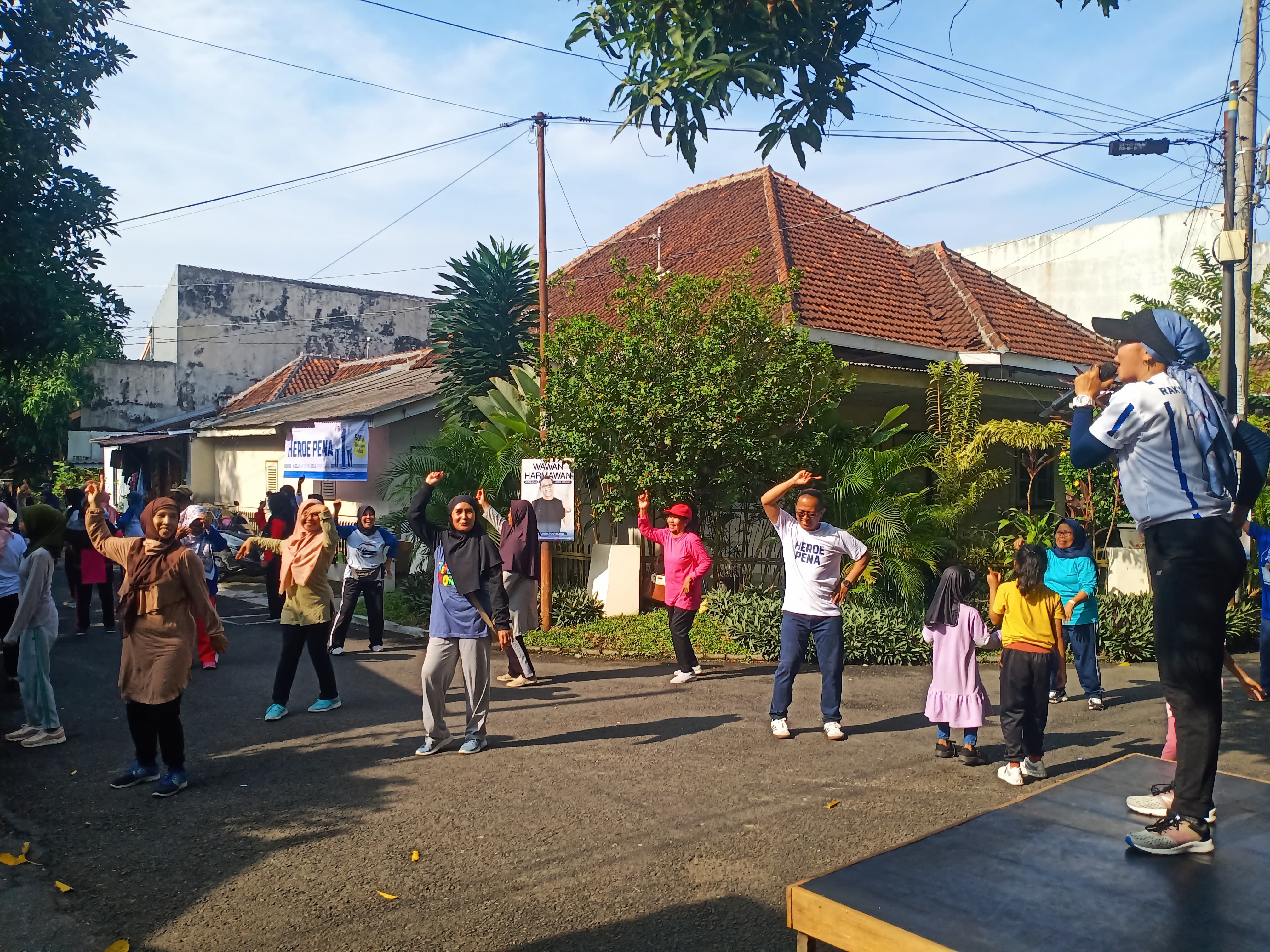 Calon Wakil Wali Kota Jogja Sri Widya Supena saat mengikuti Senam Hepi Serentak di kelurahan Sorosutan, Umbulharjo, Kota Jogja pada Minggu (17/11).  &nbsp;