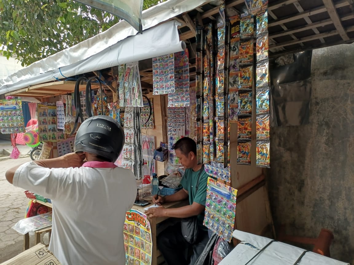 Pedagang Pasar Gombong kembali melapak pasca kejadian kebakaran hebat. Mereka memilih memanfaatkan ruang sempit di area pasar demi tetap berjualan