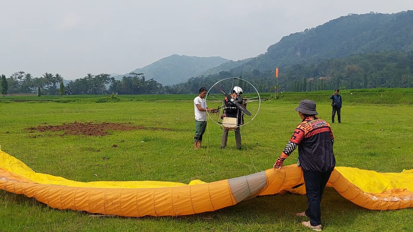 MENDARAT: Atlet Paramotor mendarat di Lapangan Boro Banjarasri Kalibawang.