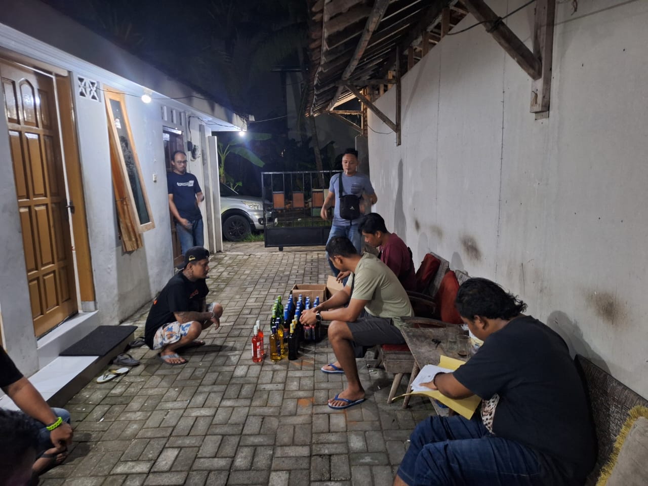 BARANG BUKTI: Polres Kulon Progo mengamankan ratusan botol miras yang disita dari para pengedar.  &nbsp;
