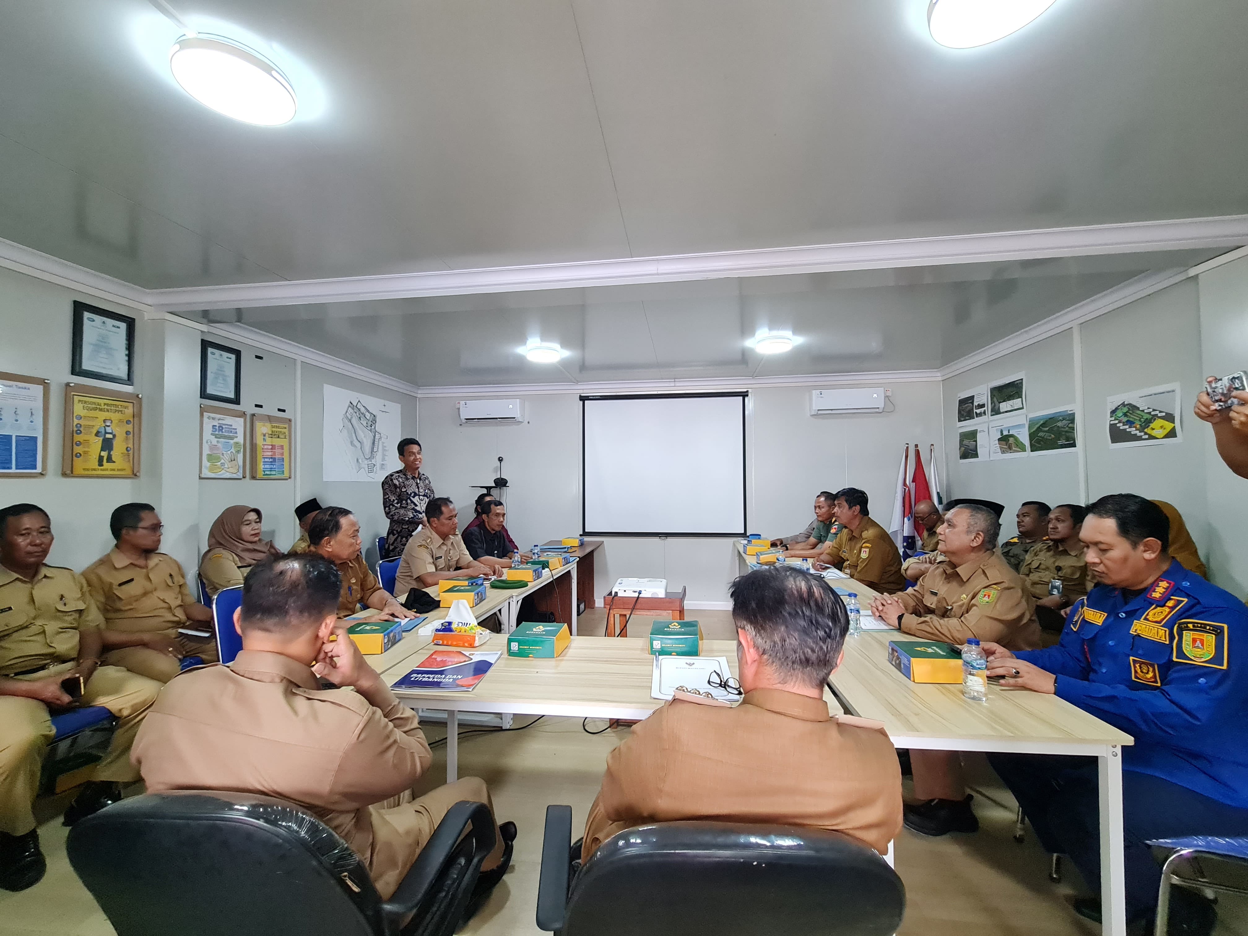 NAILA NIHAYAH/RADAR JOGJA  &nbsp;  PAPARAN: Pj bupati Magelang bersama sejumlah OPD saat menghadiri audiensi dengan warga yang terdampak pembangunan IPLT.  &nbsp;